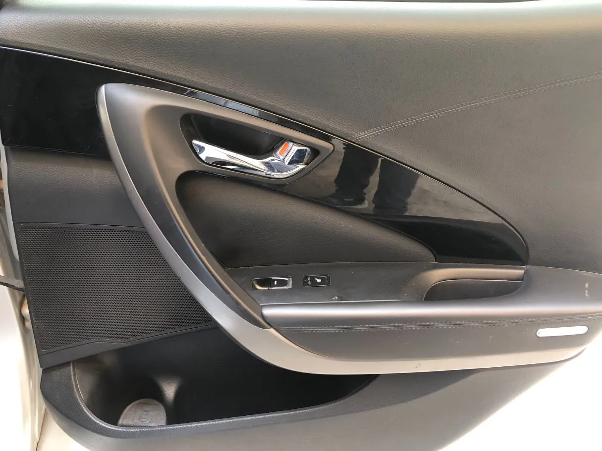 Car image 18