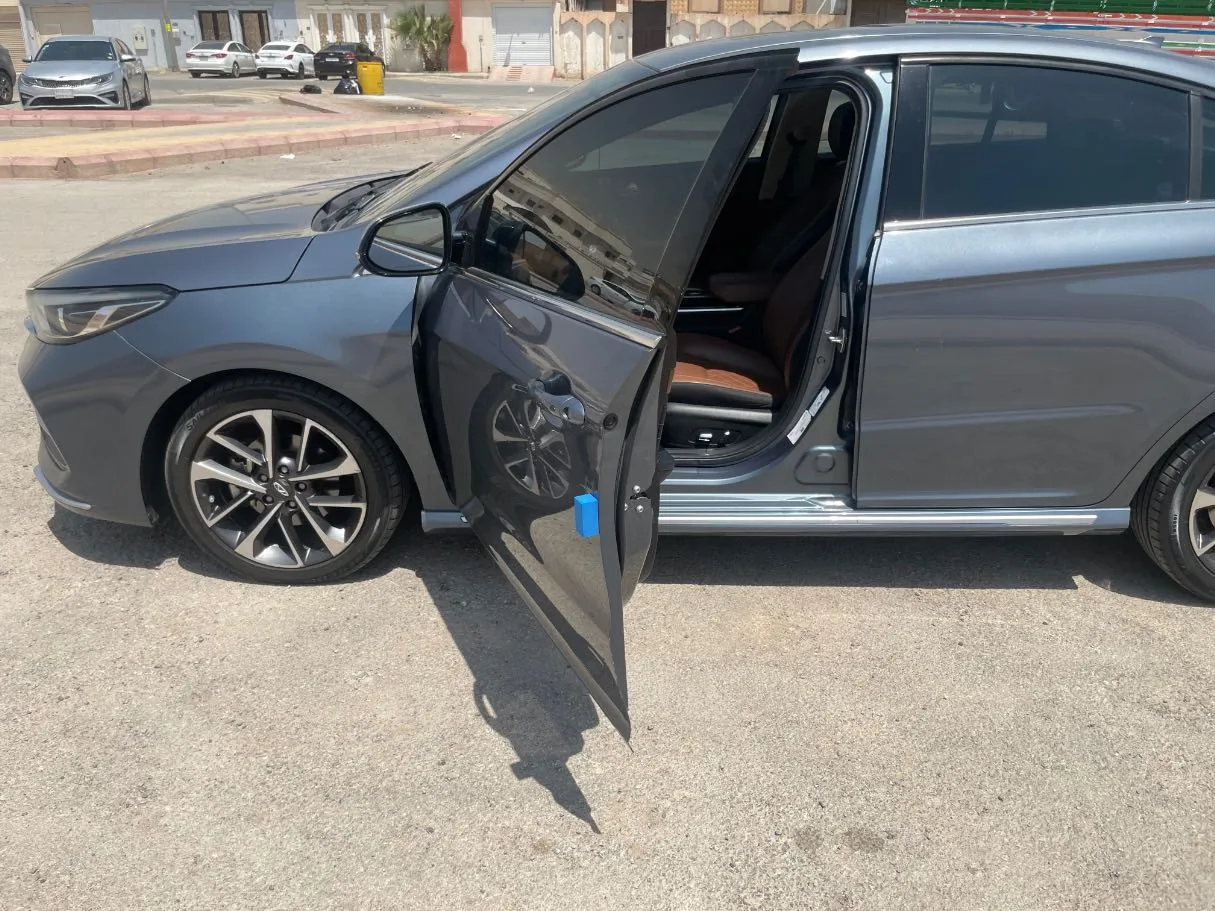 Car image 11