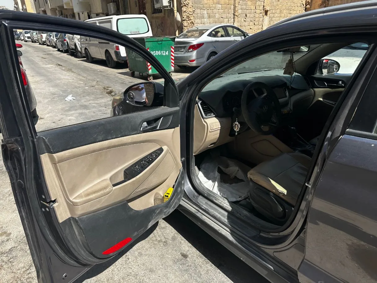 Car image 11