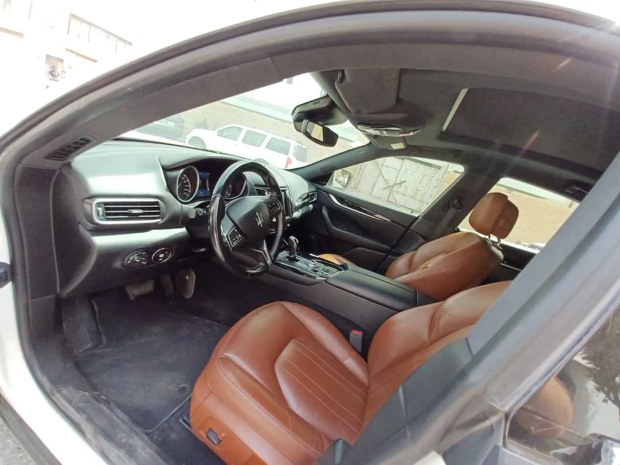 Car image 10