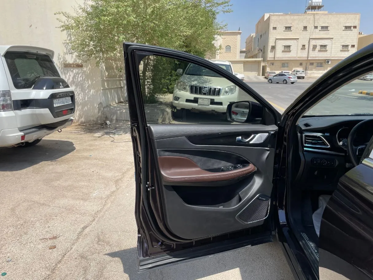 Car image 10