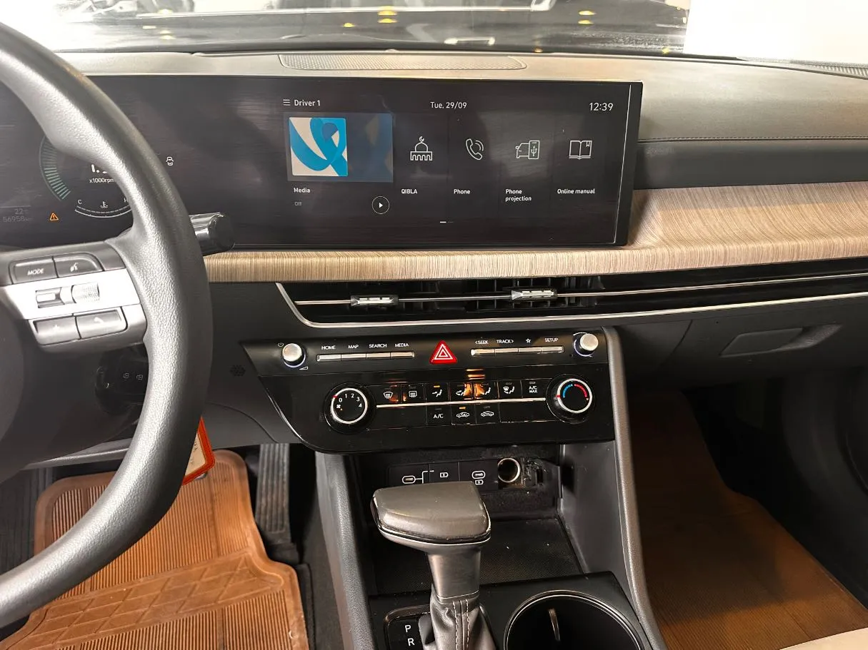Car image 17