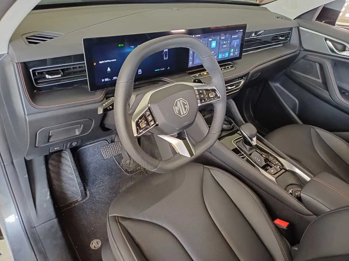 Car image 11