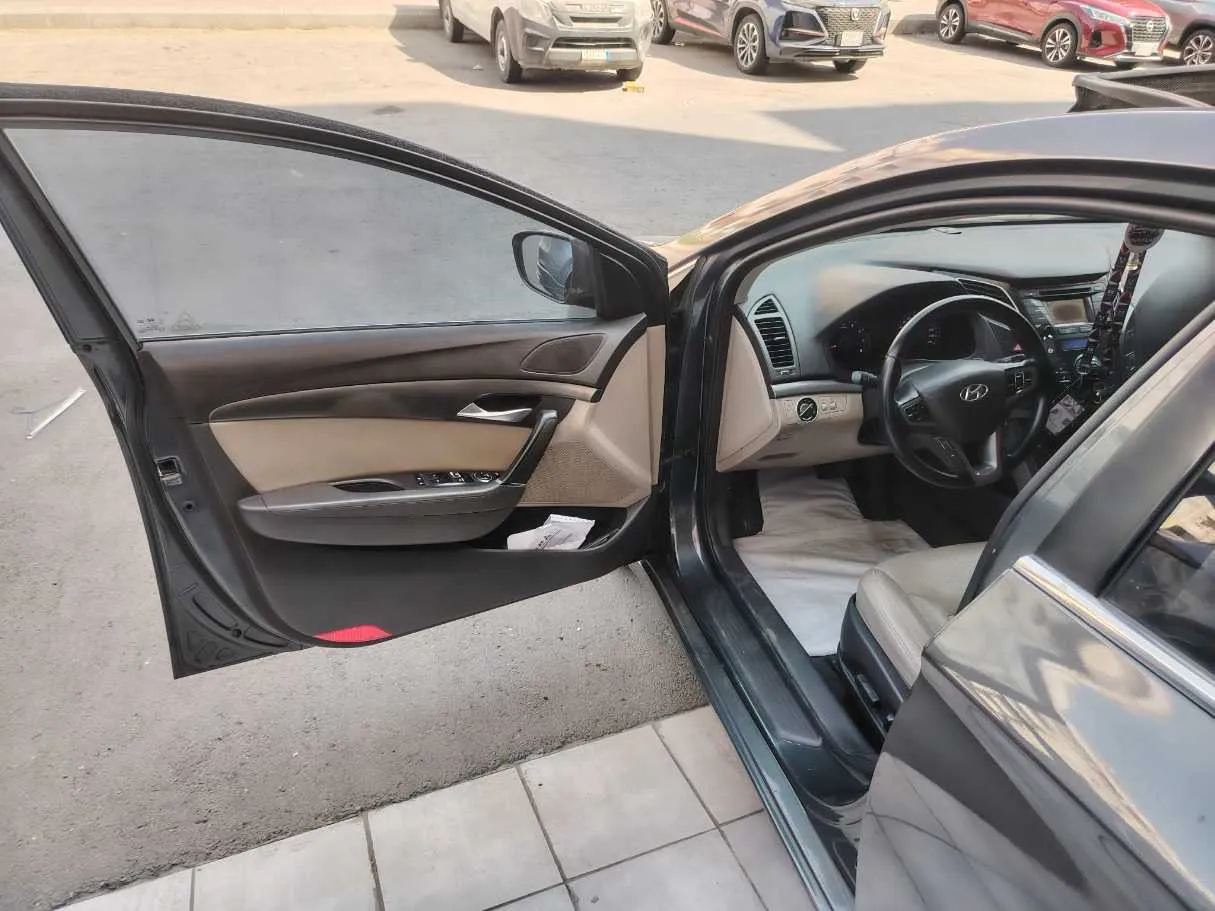 Car image 9