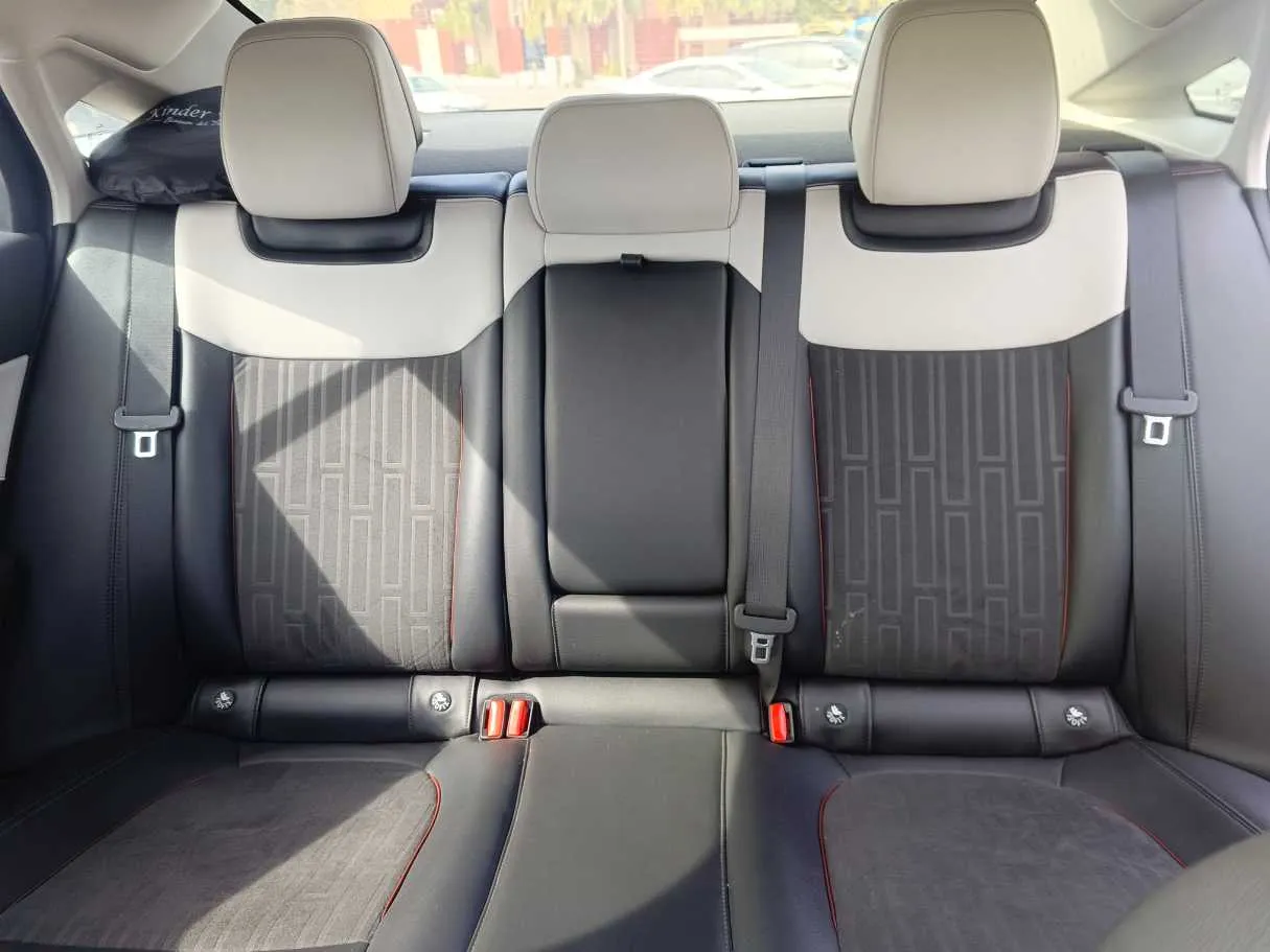 Car image 19