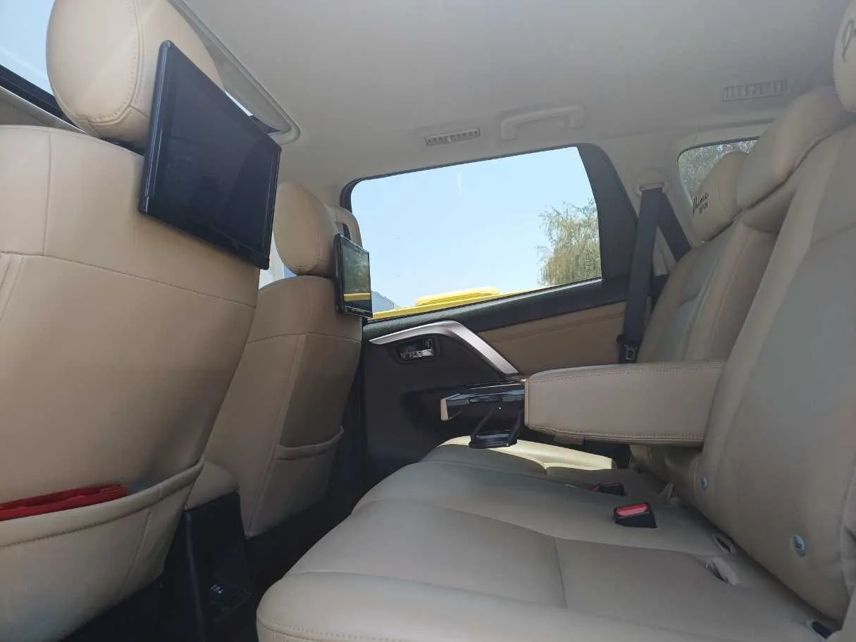 Car image 13