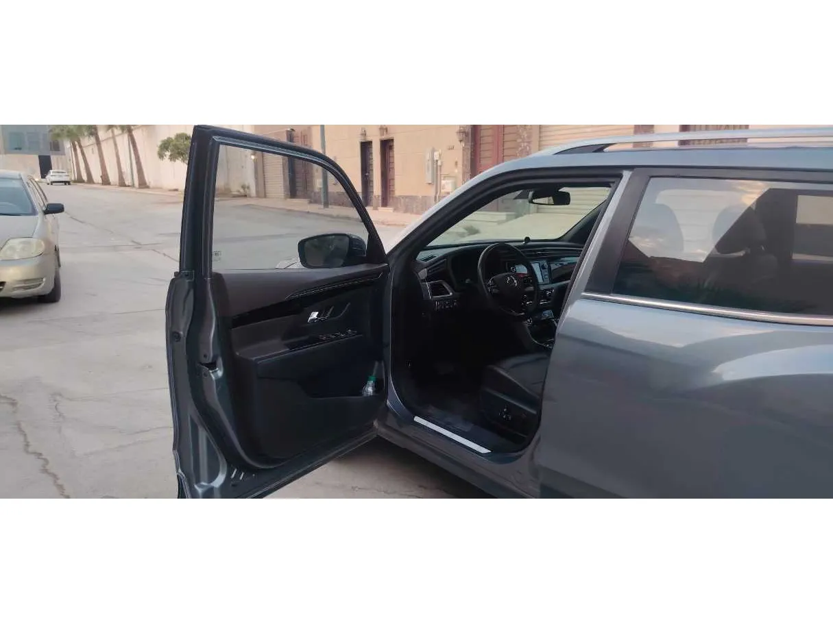 Car image 11