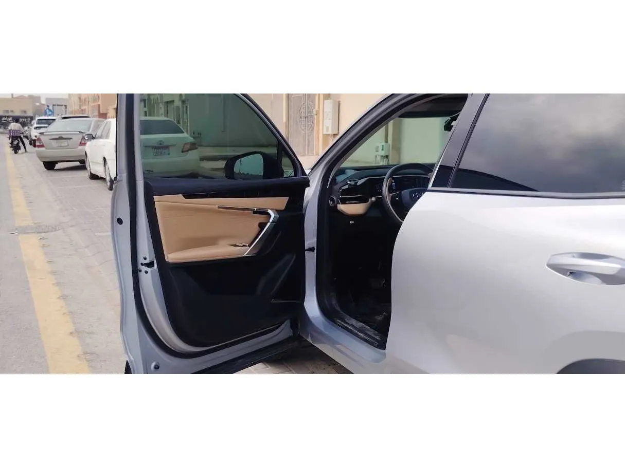 Car image 10