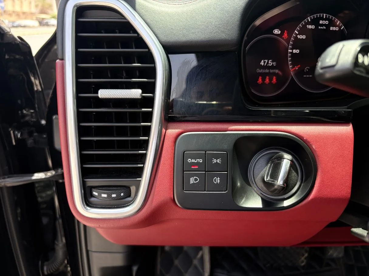 Car image 26