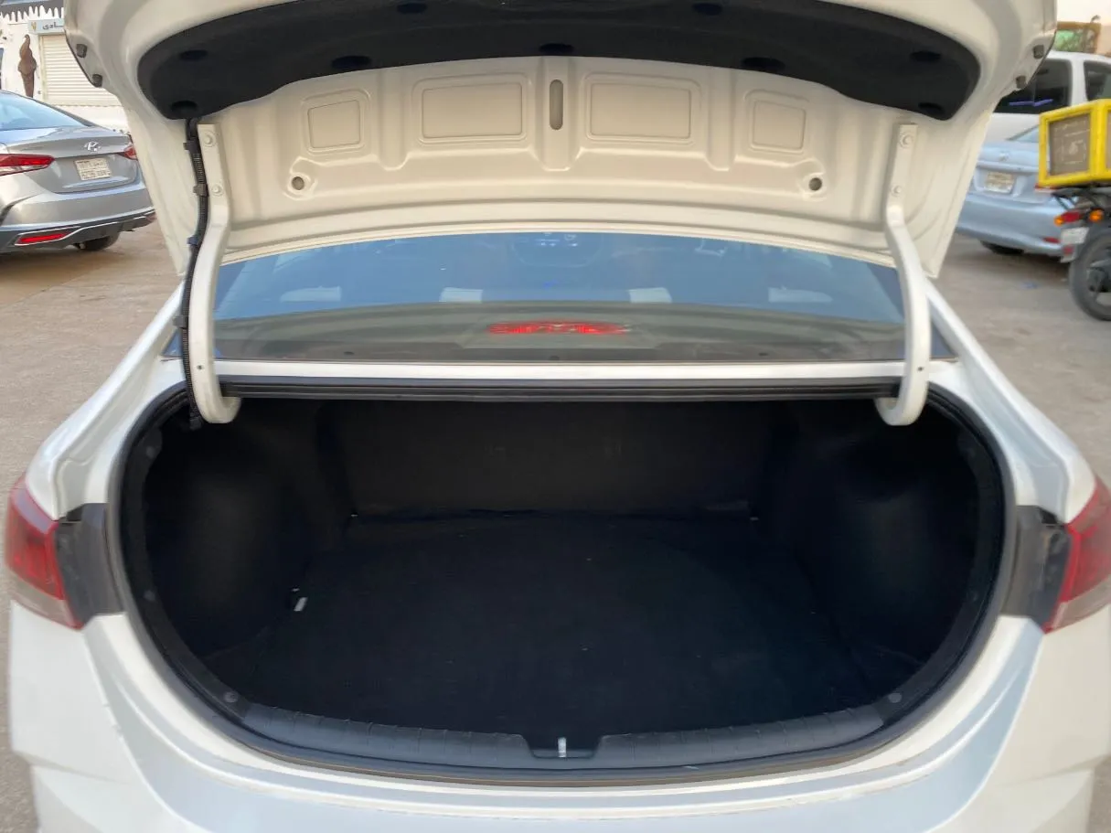 Car image 18