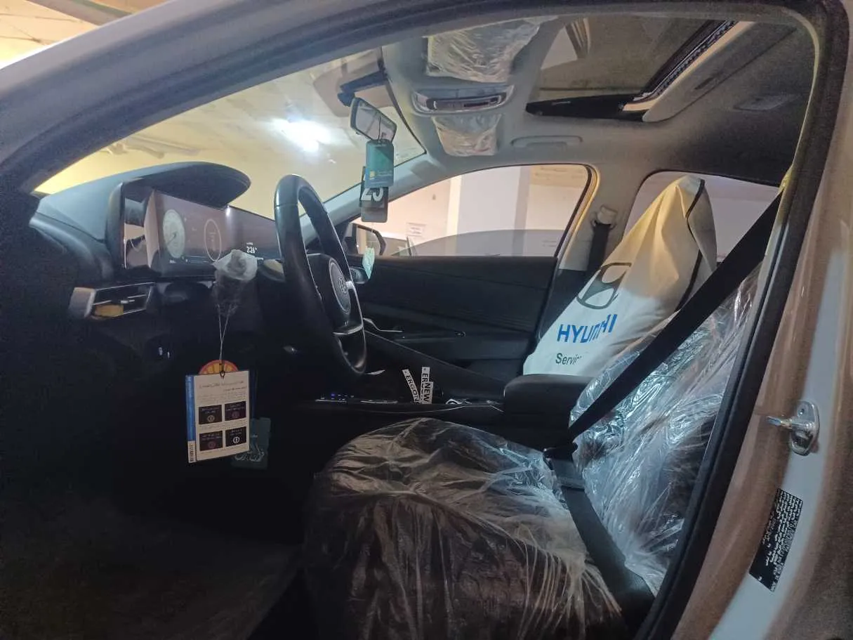 Car image 12