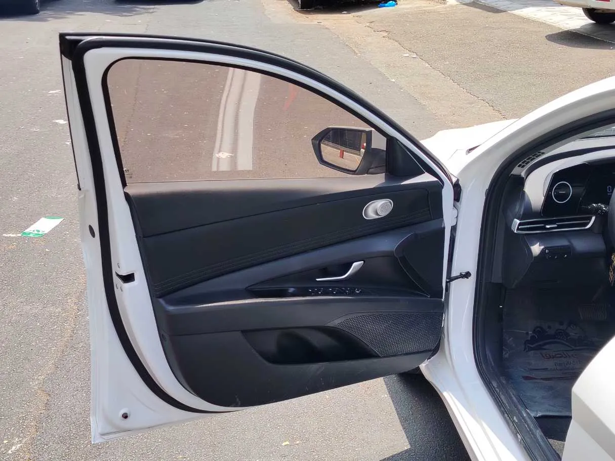 Car image 11