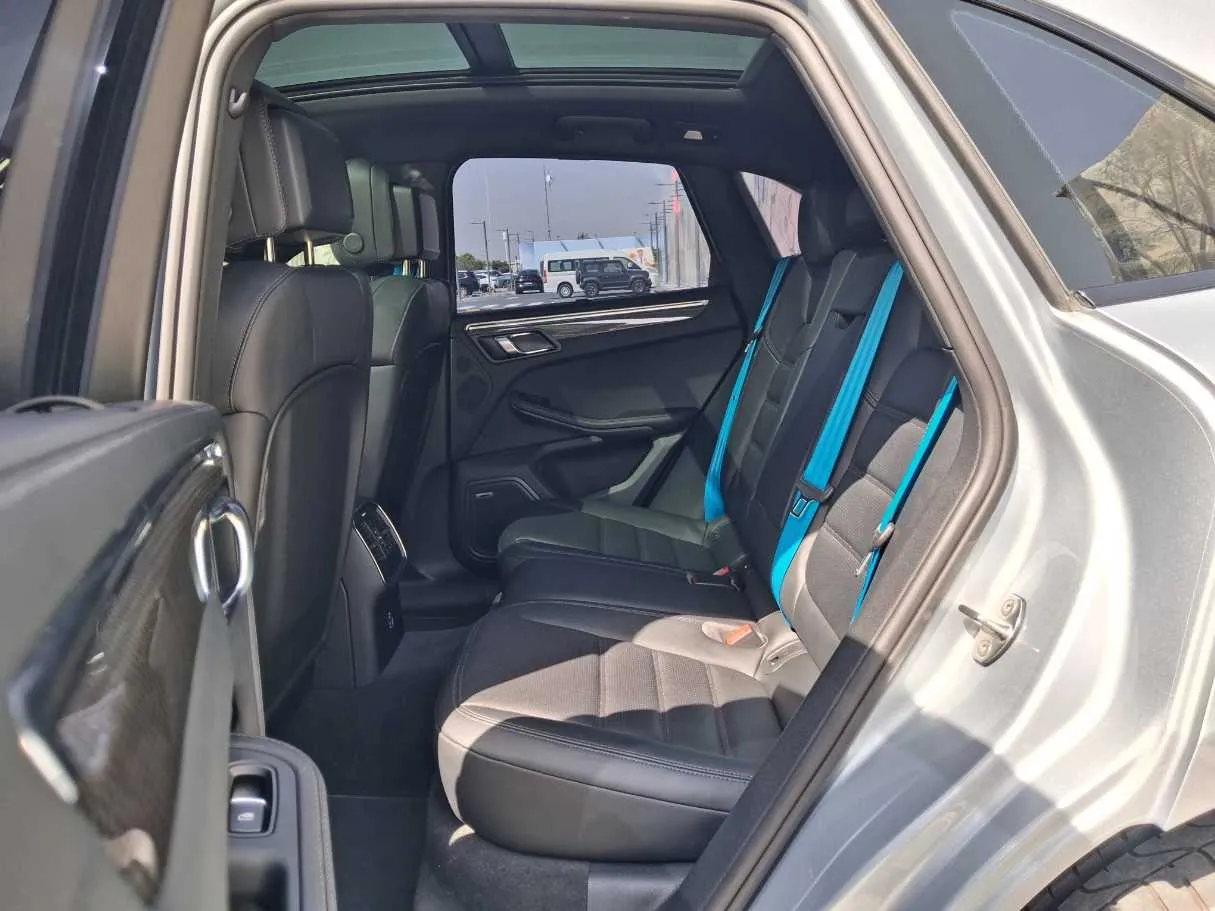 Car image 12