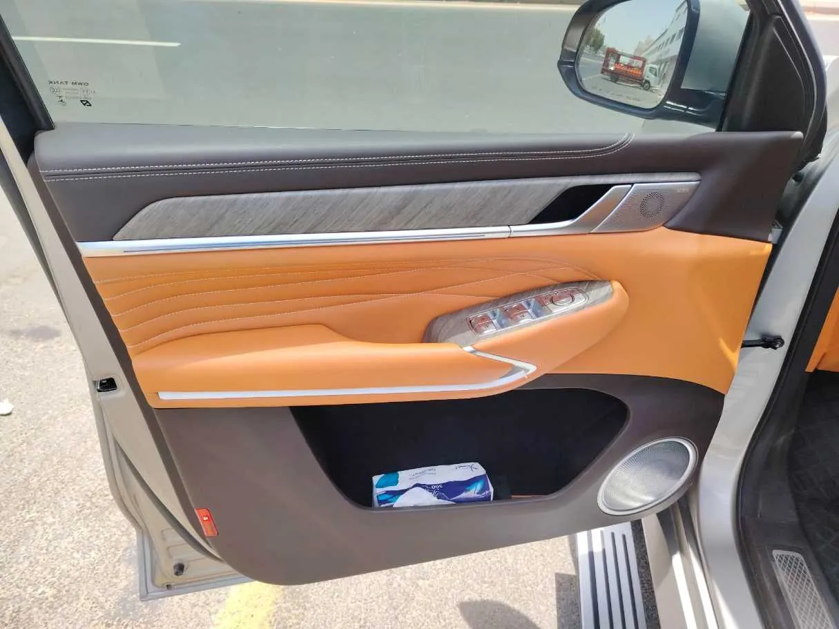 Car image 12