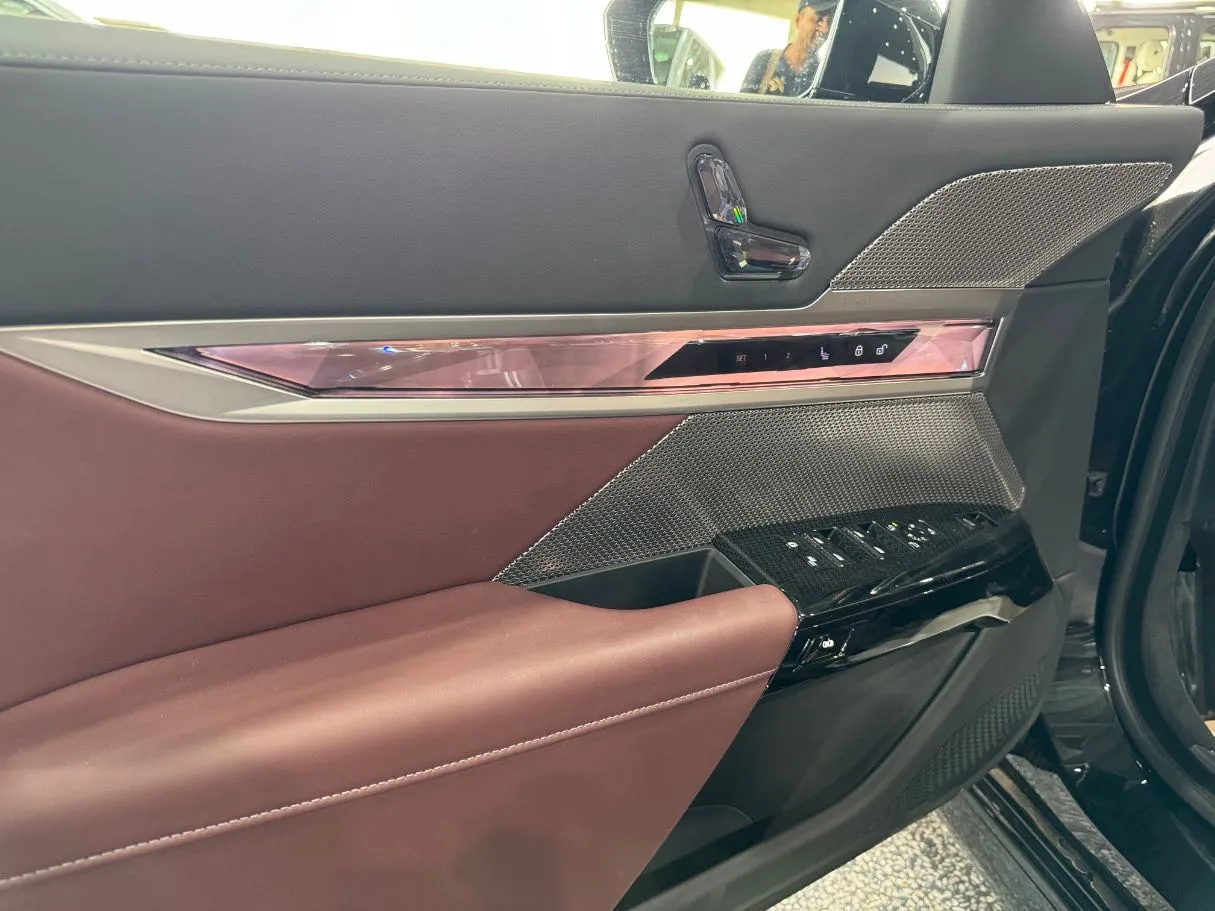 Car image 30