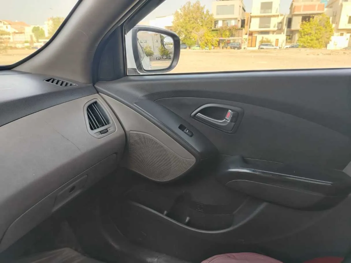 Car image 28