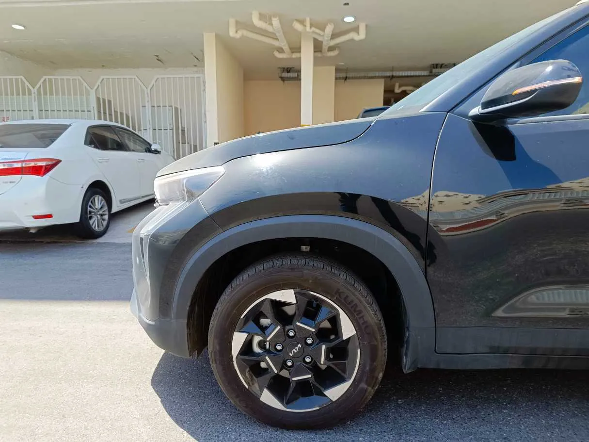 Car image 9