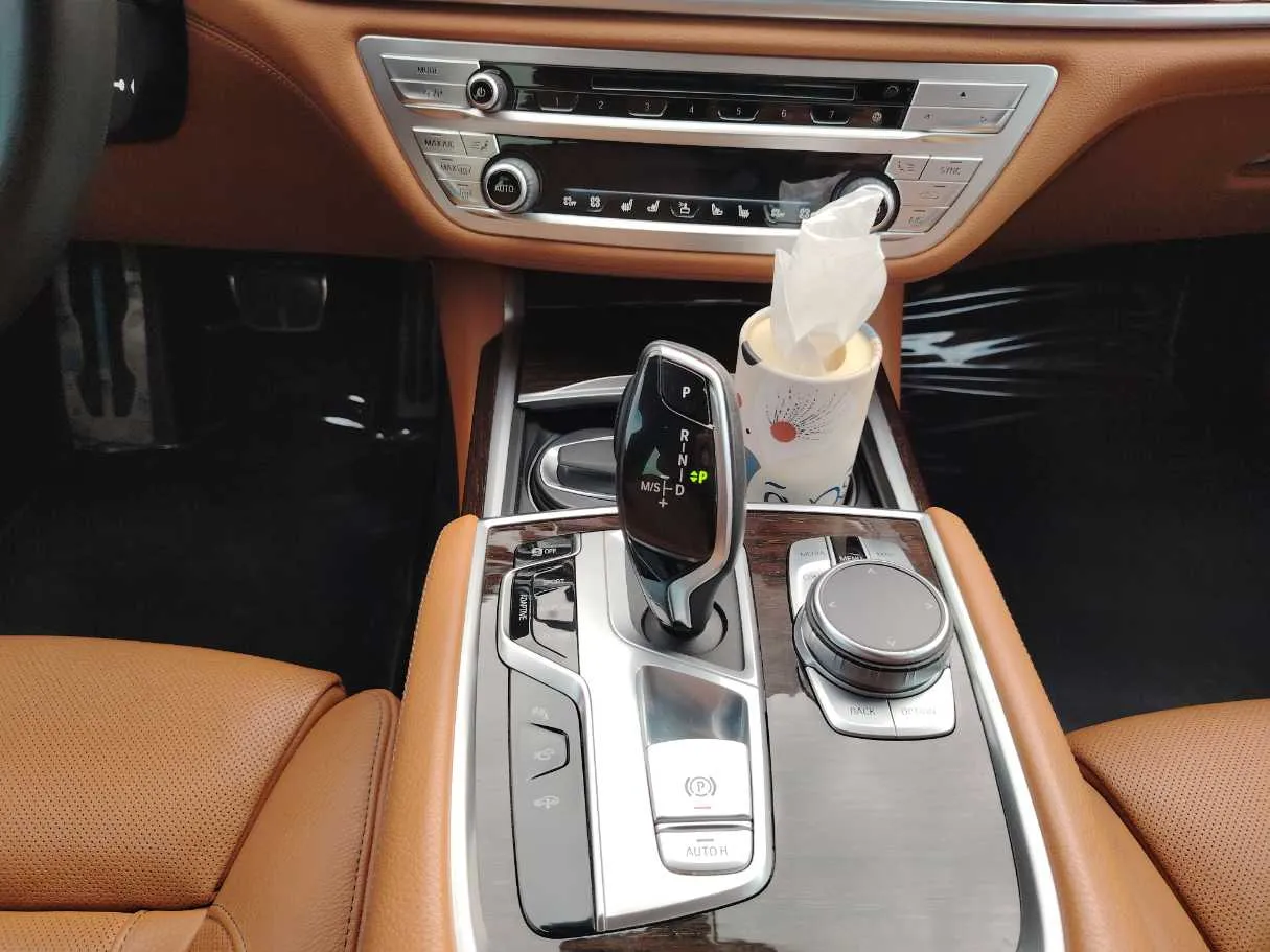 Car image 14