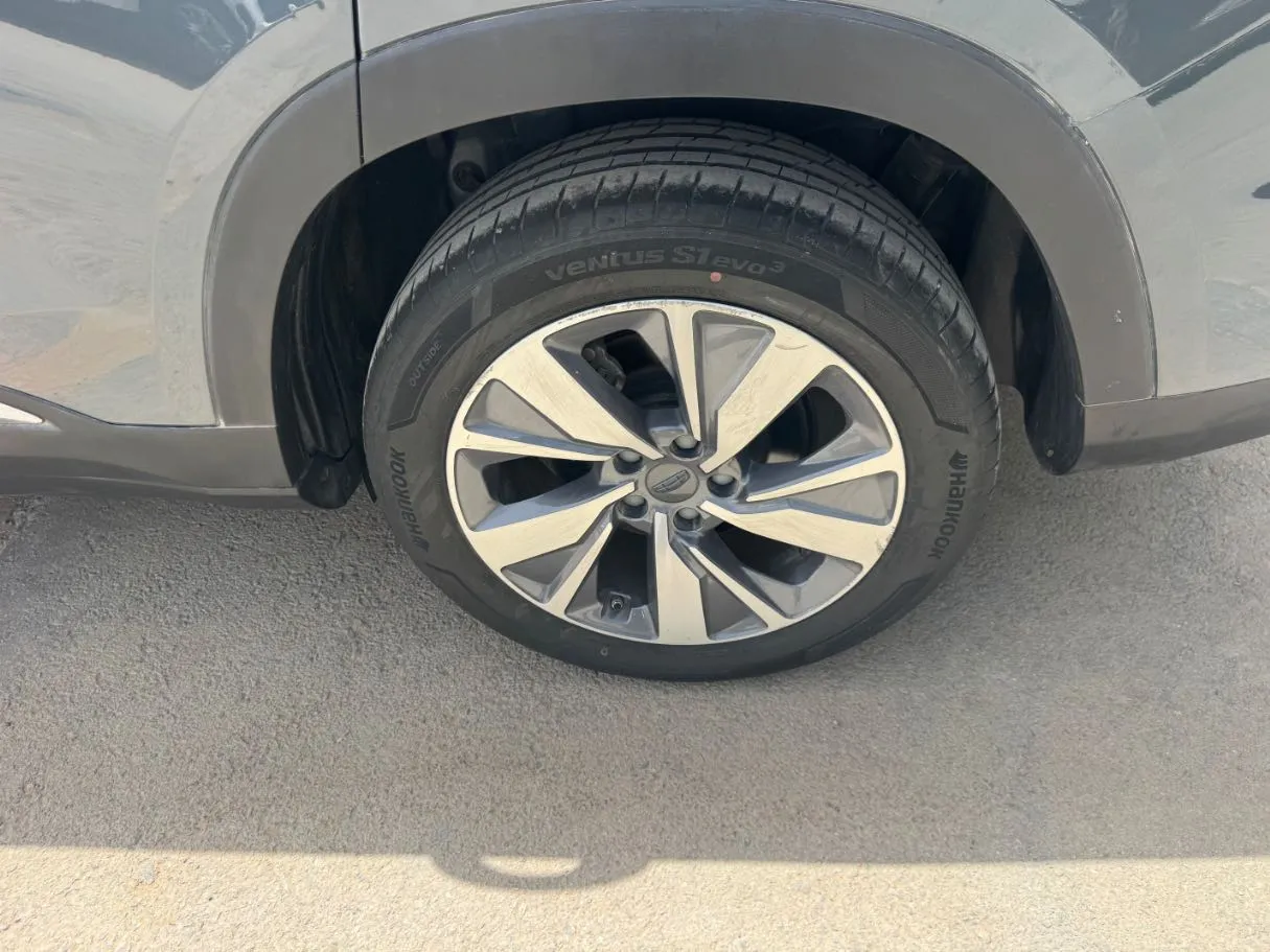 Car image 8