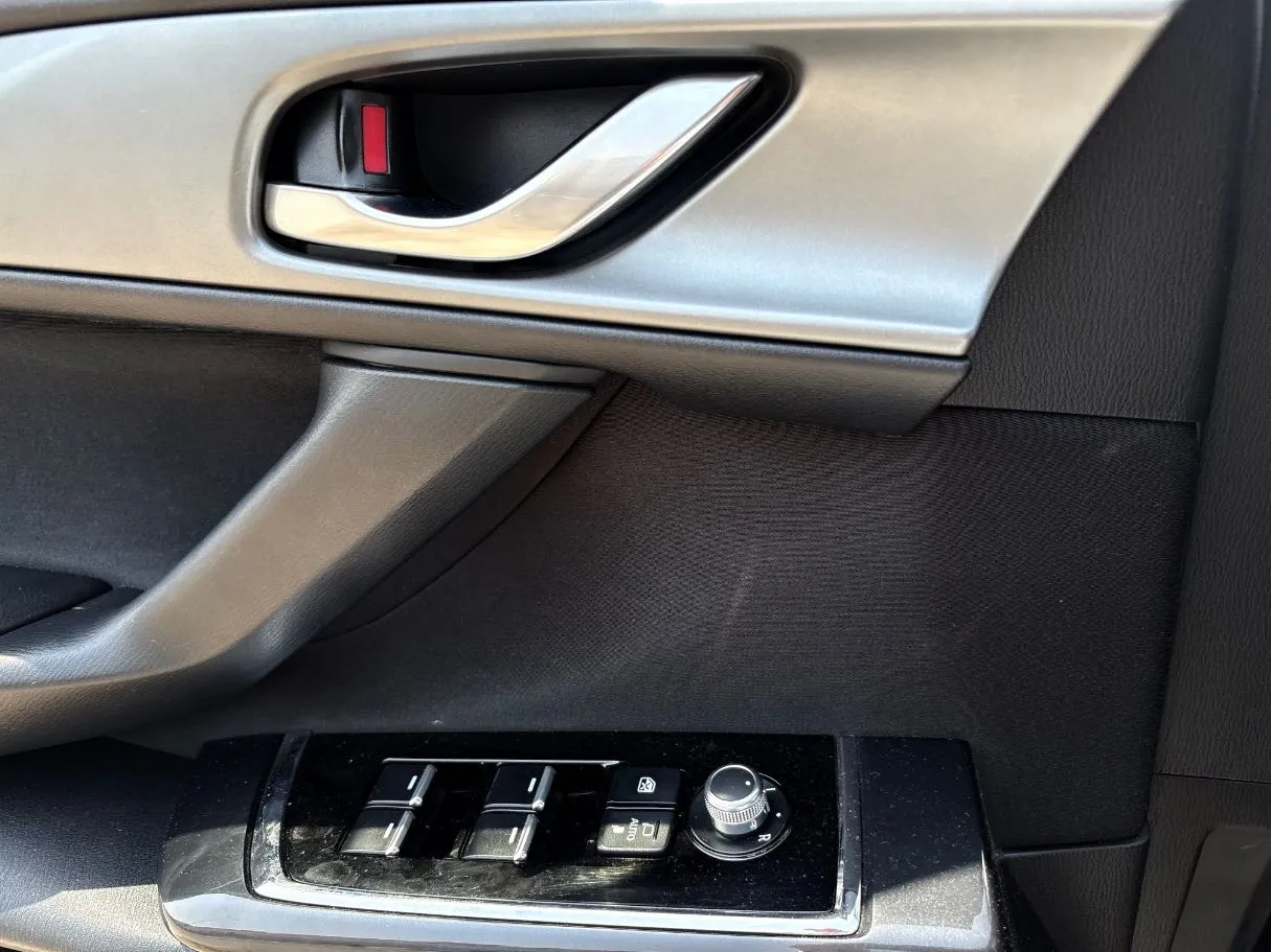 Car image 25