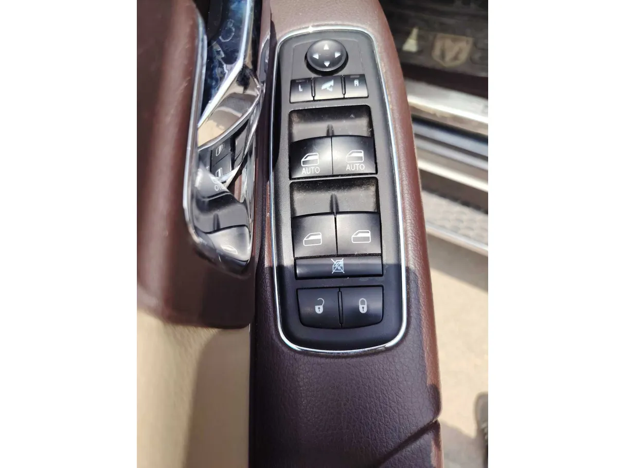 Car image 32