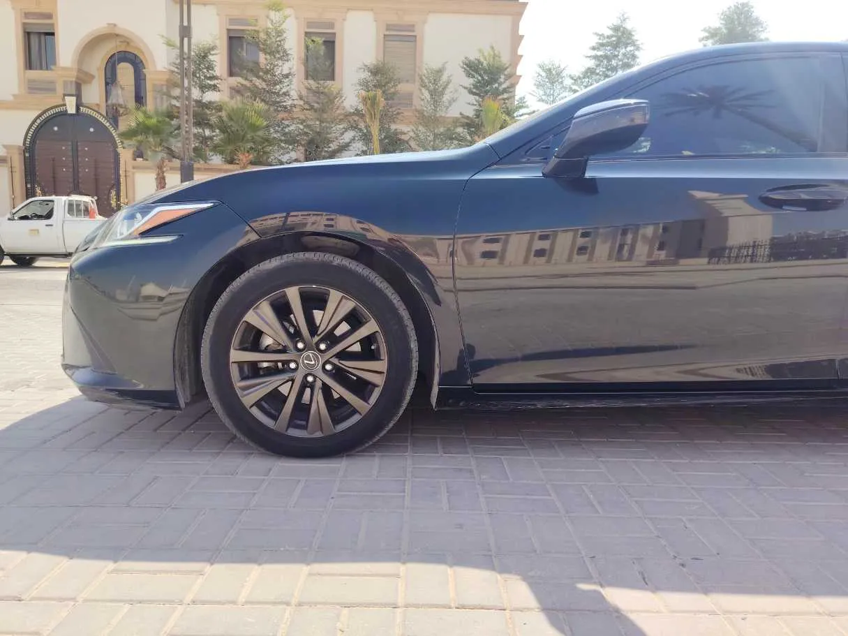 Car image 9