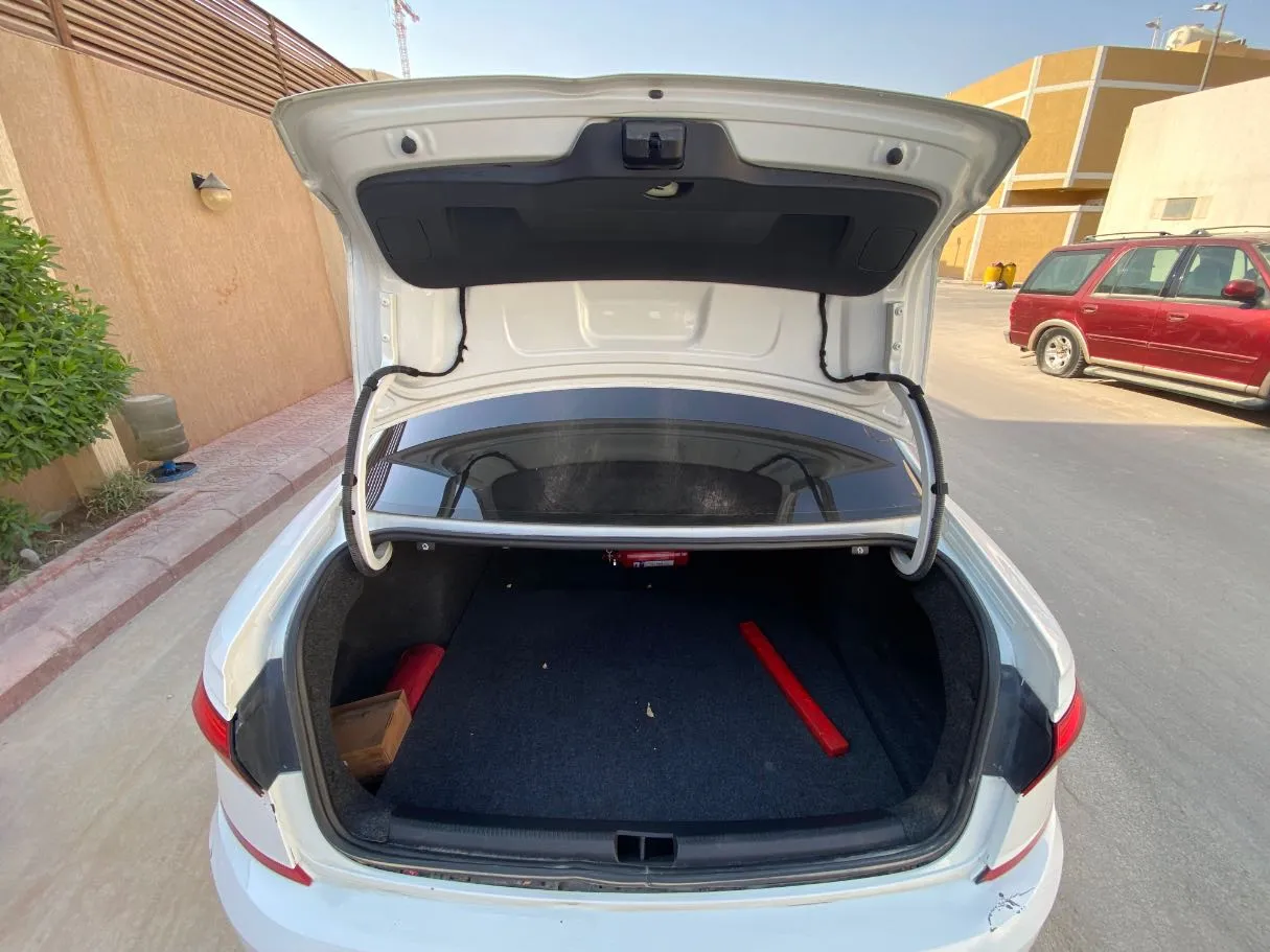 Car image 18