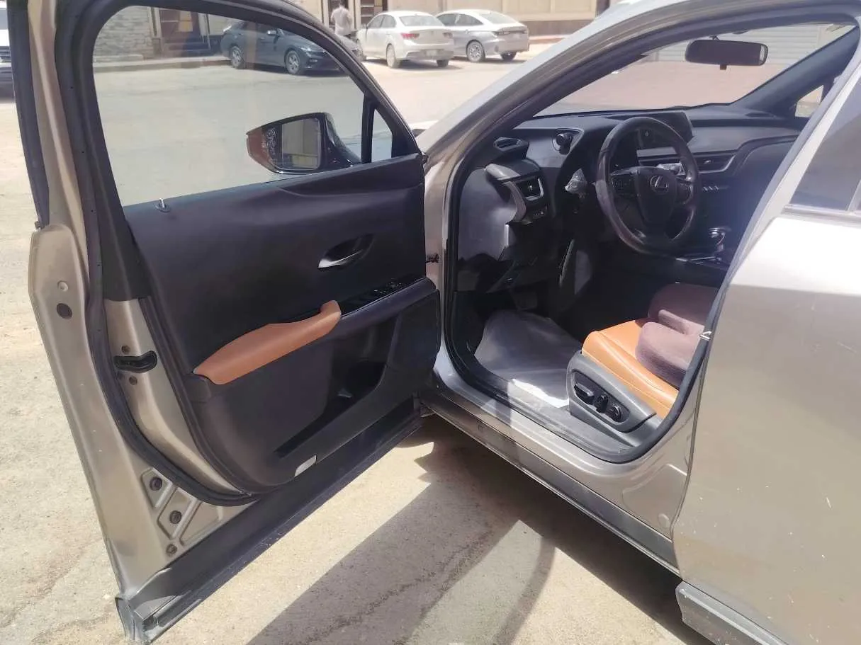 Car image 11