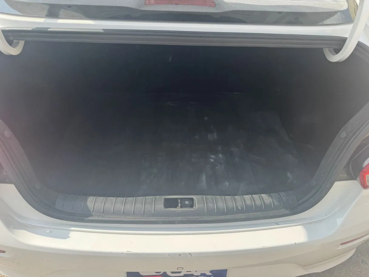 Car image 19