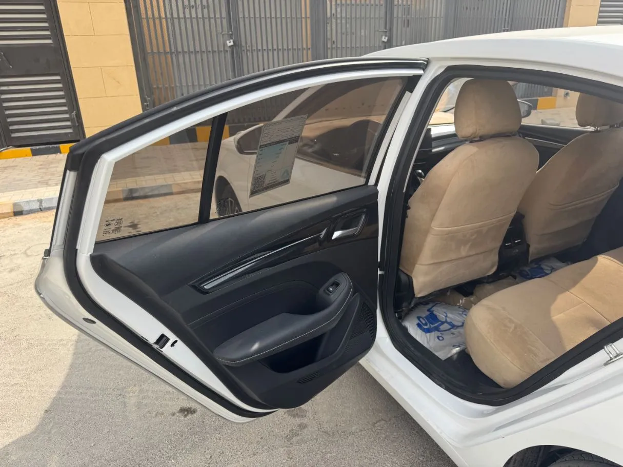 Car image 12