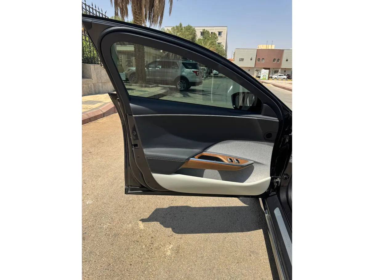 Car image 10