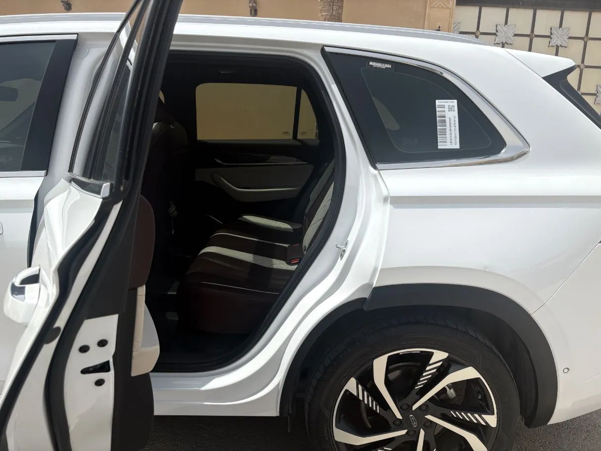 Car image 15