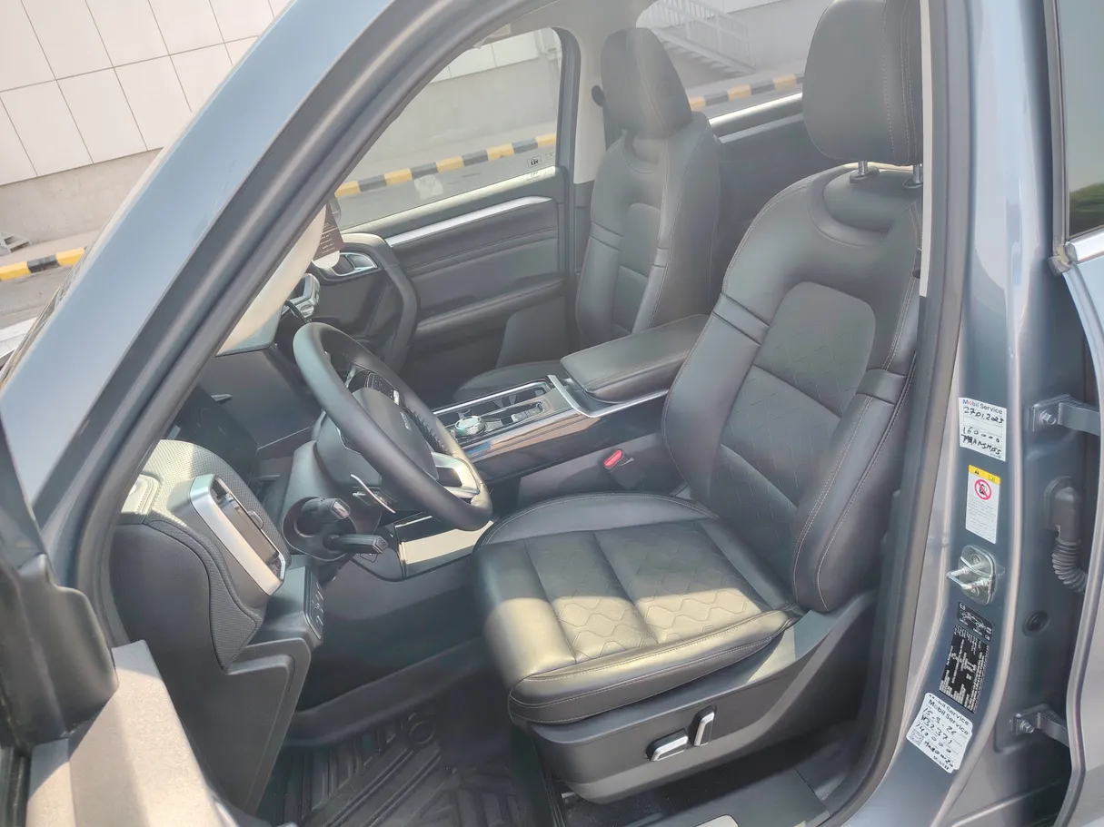 Car image 12