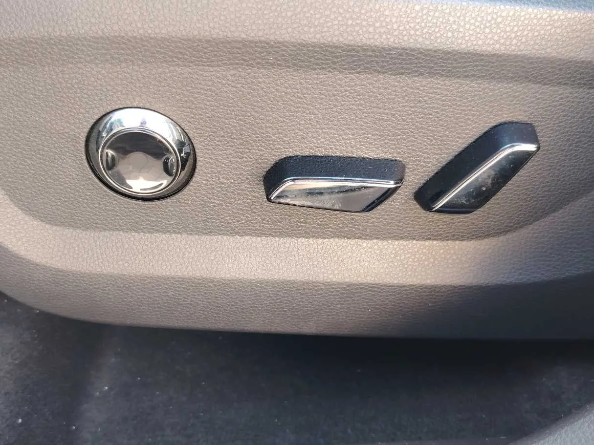 Car image 35