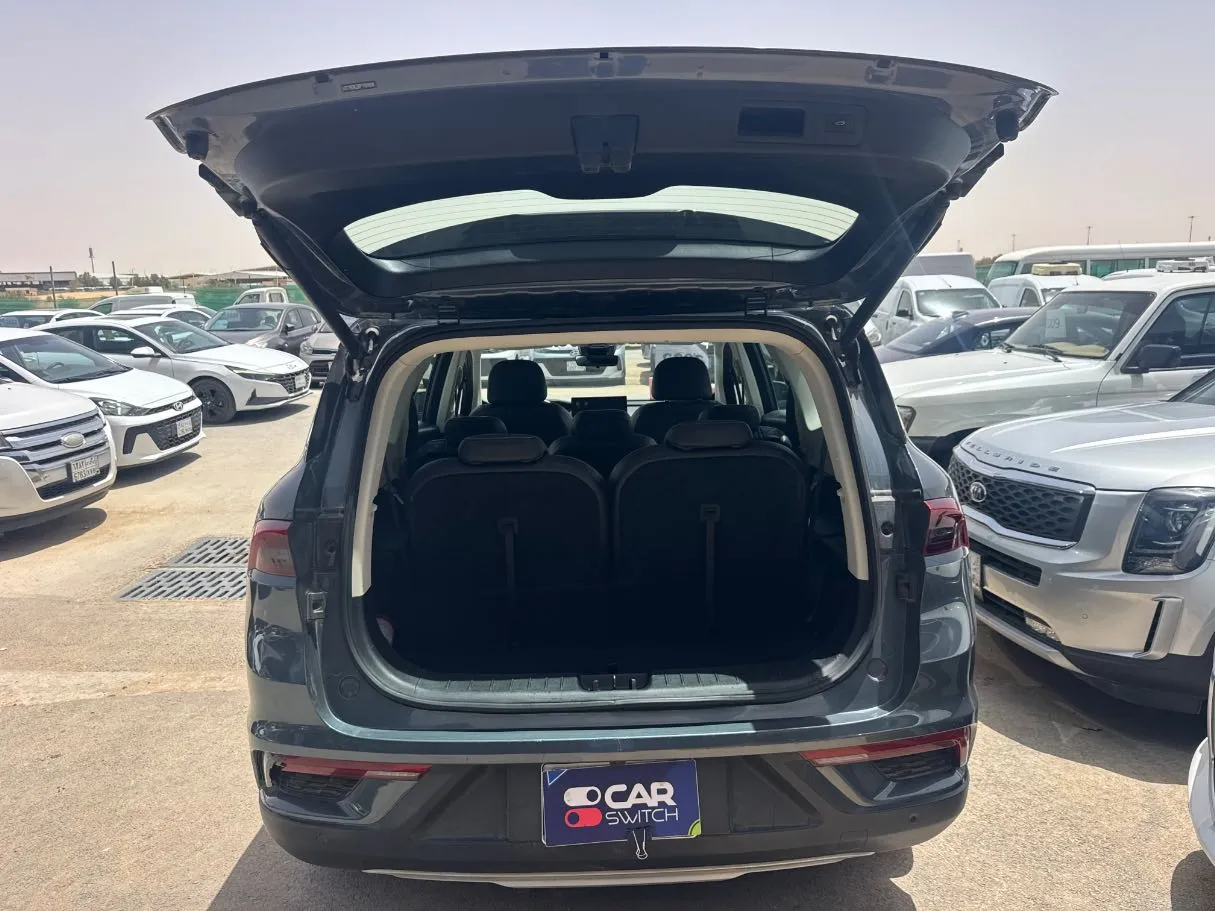 Car image 19