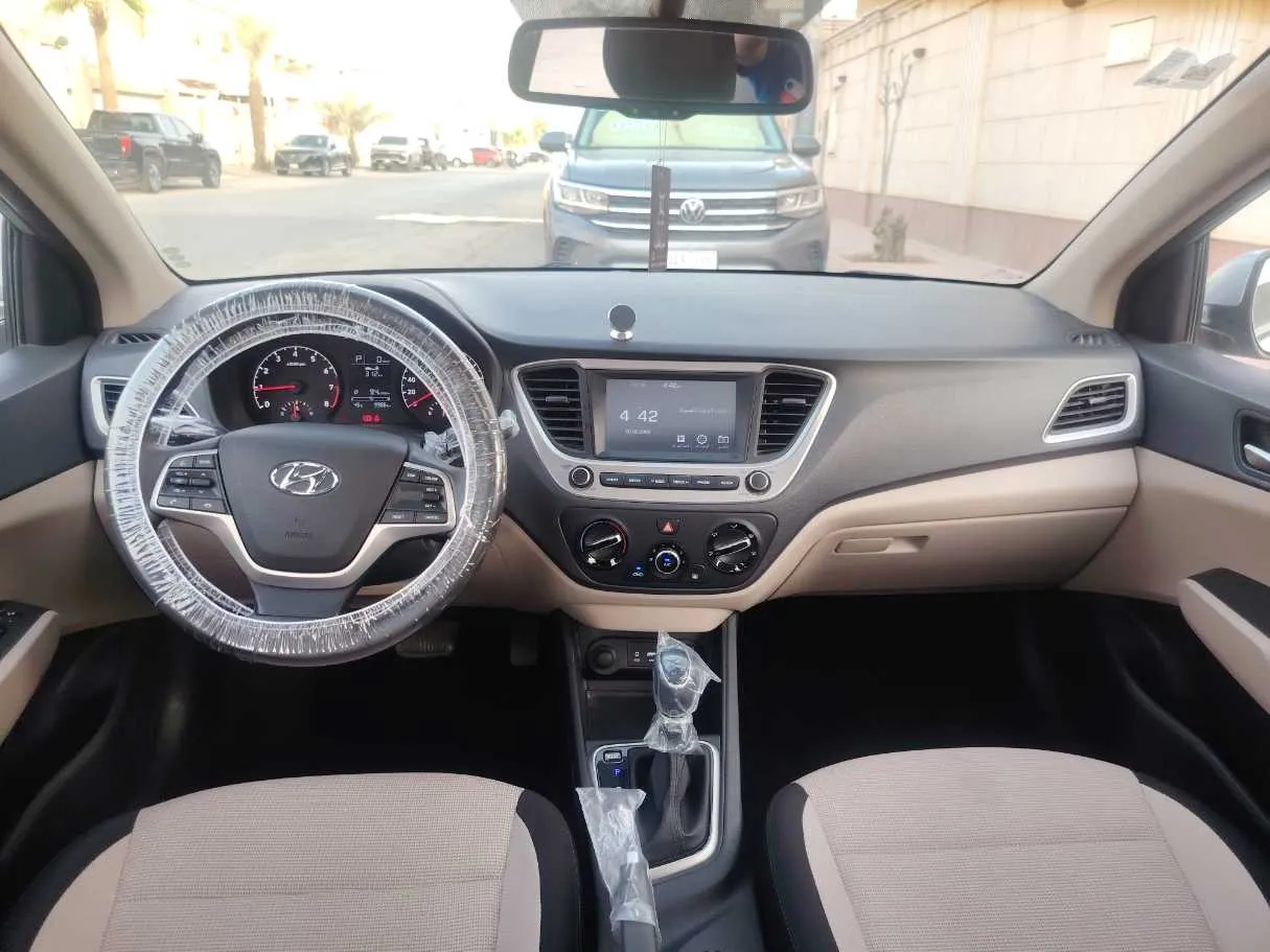 Car image 17