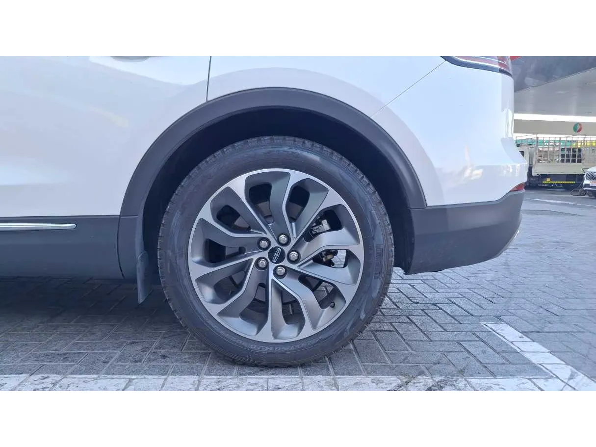 Car image 10