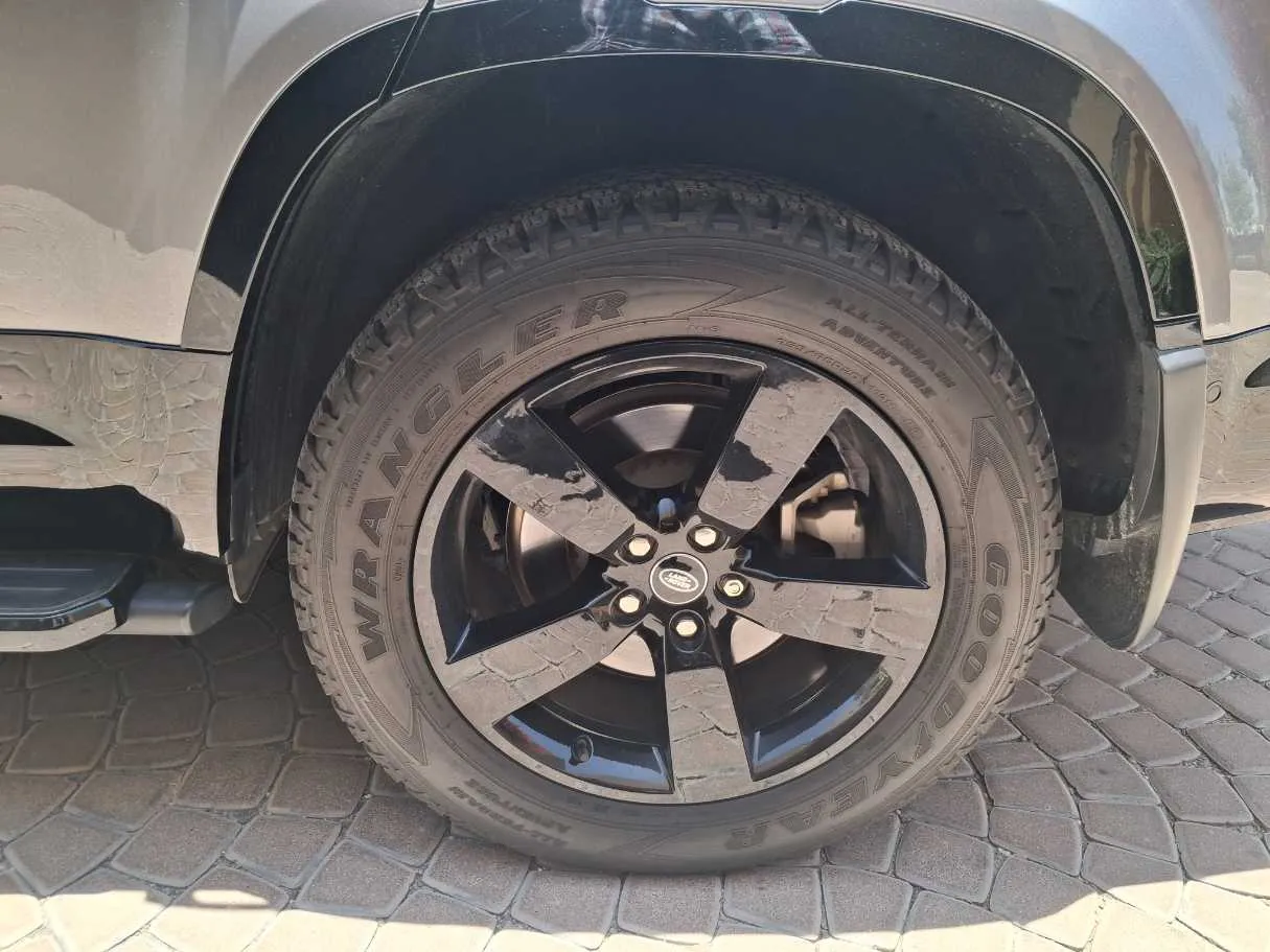 Car image 9