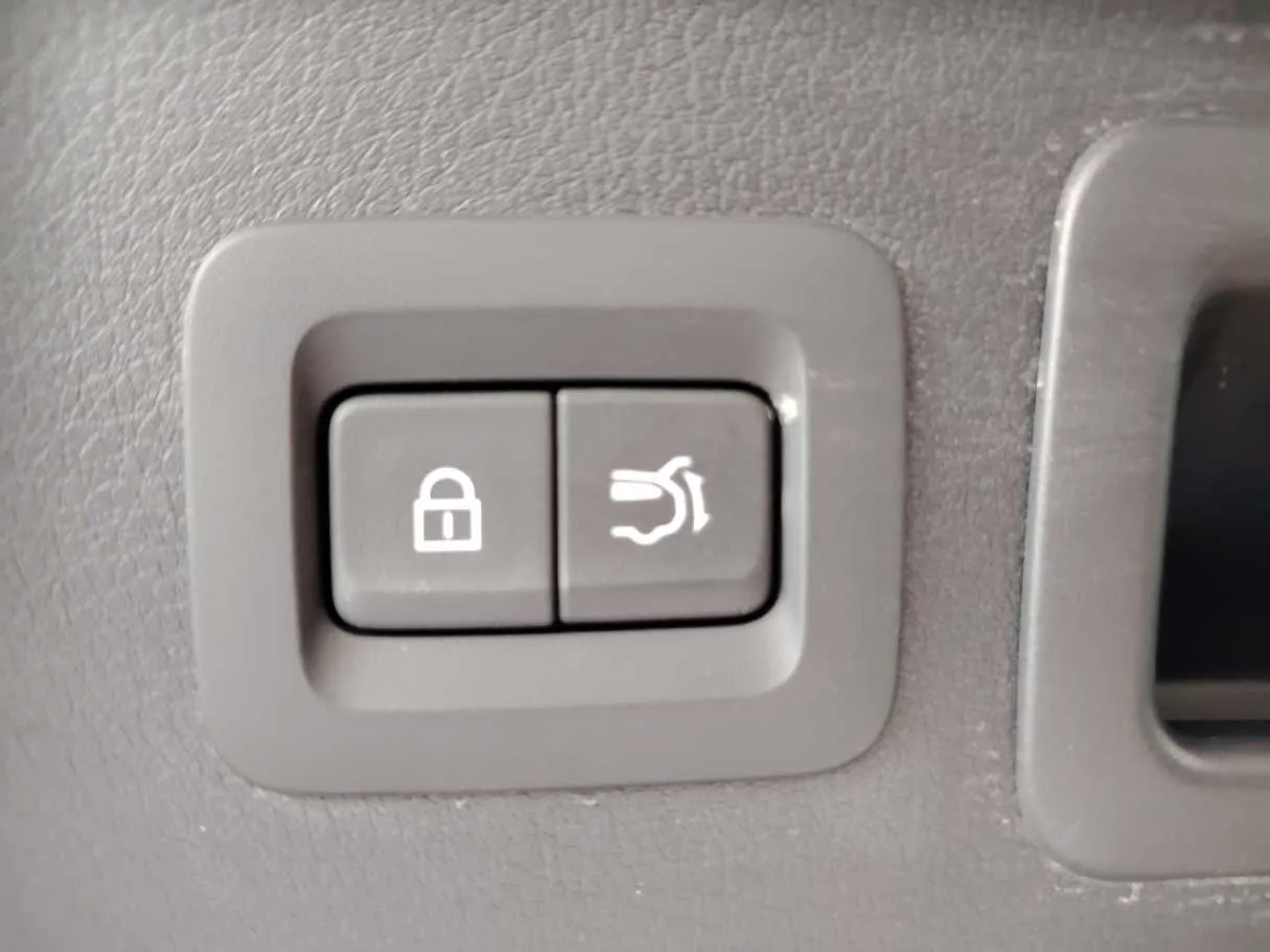 Car image 35