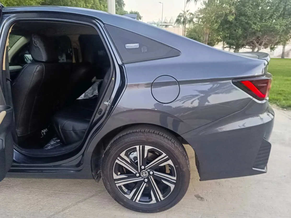 Car image 15