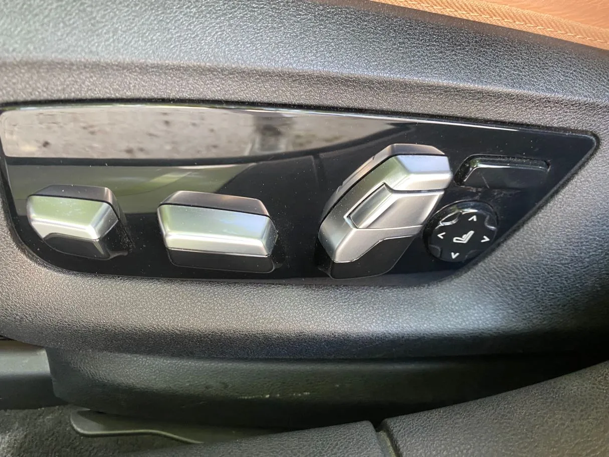 Car image 27