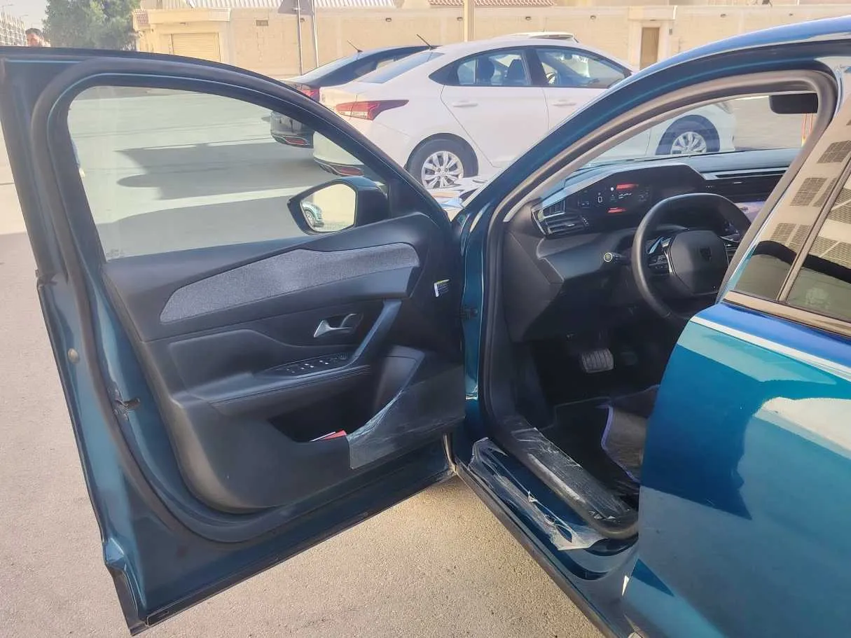 Car image 11