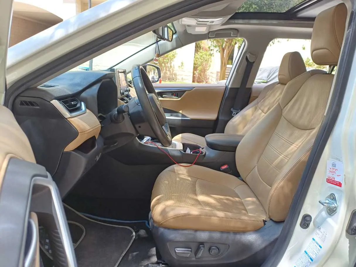 Car image 12