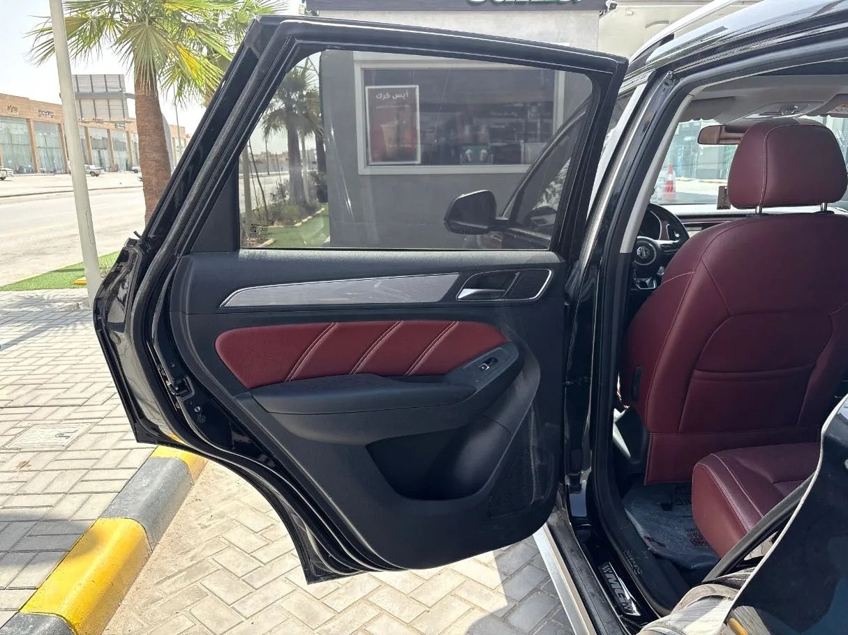 Car image 14