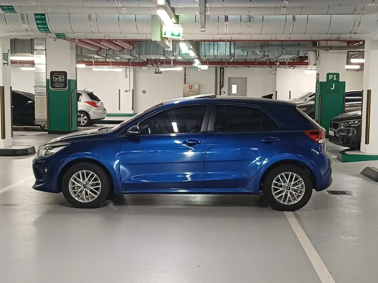 Car image 4