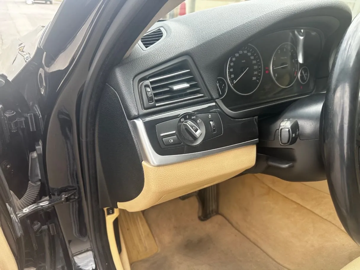Car image 26