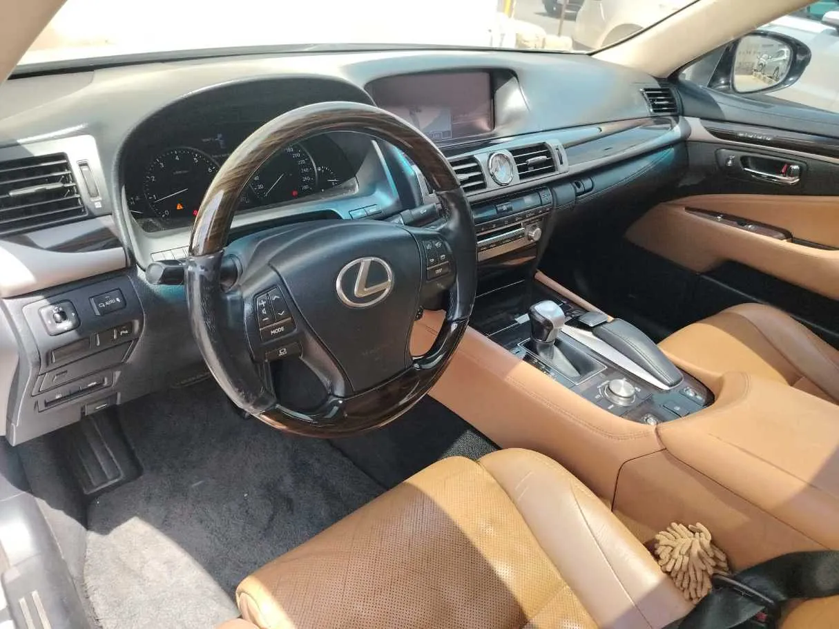 Car image 13