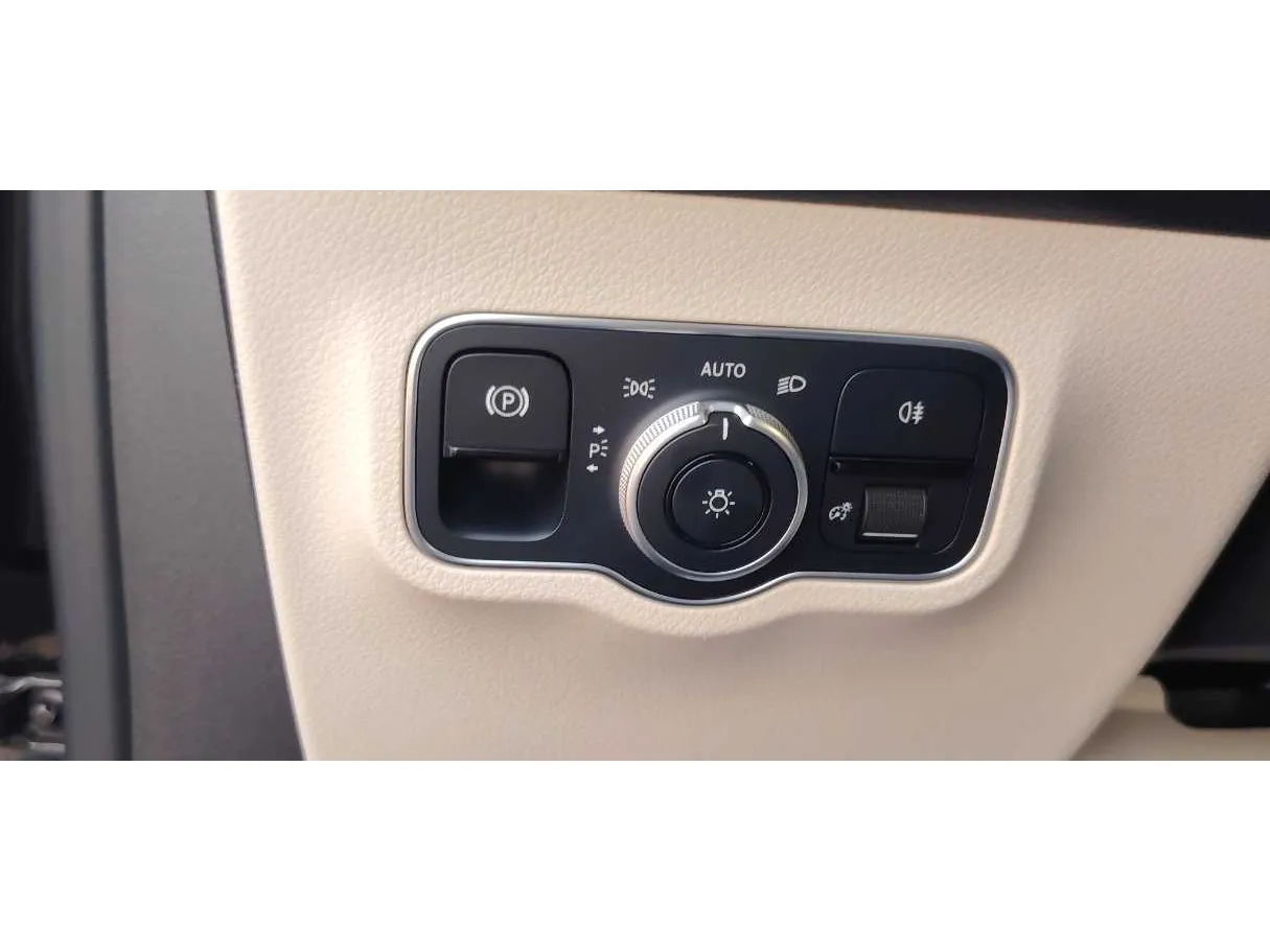 Car image 32