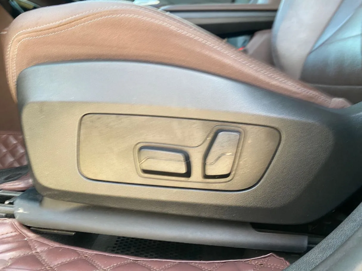 Car image 27