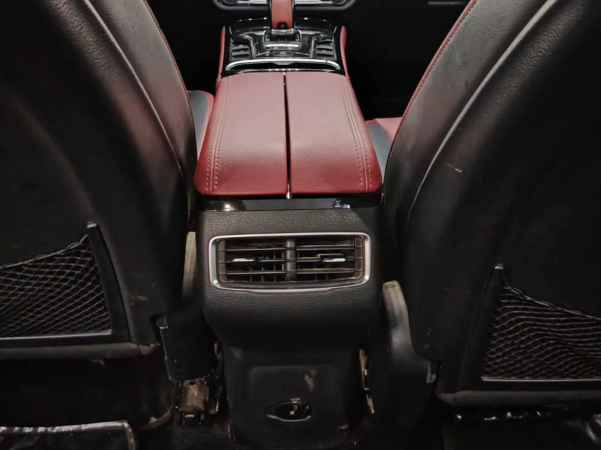 Car image 32